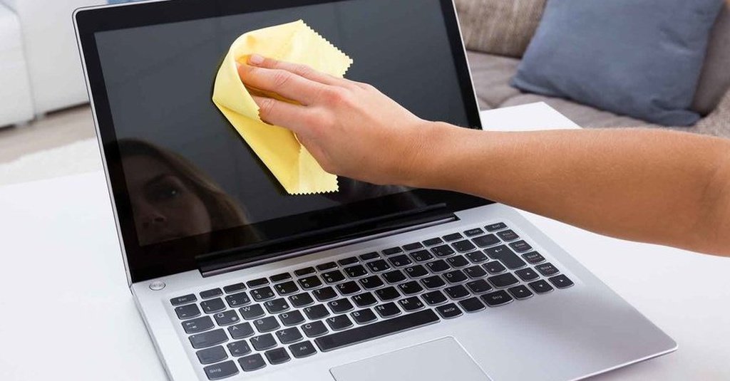 Jika Layar Laptop Kotor dan Berdebu, Begini Cara Membersihkannya